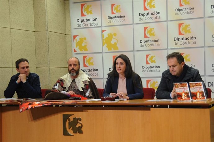 Gómez interviene en la rueda de prensa junto a Torres (dcha.)