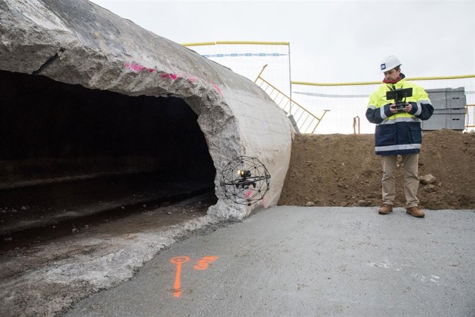 Operario de Aigües de Barcelona con un dron para reparar el colector de Llevant