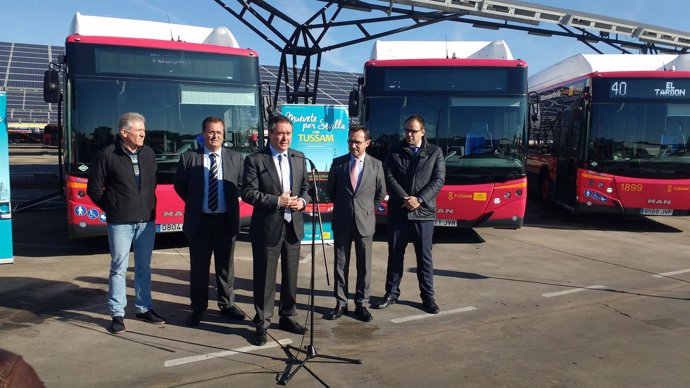El alcalde de Sevilla, Juan Espadas, presenta 15 nuevos autobuses en la ciudad