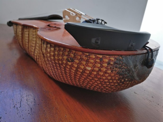 El maestro luthier José Ángel Chacón restaura un instrumento para el MIMMA 