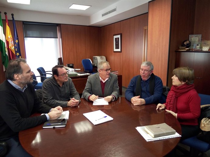 Rafael López junto con responsables de Feafes