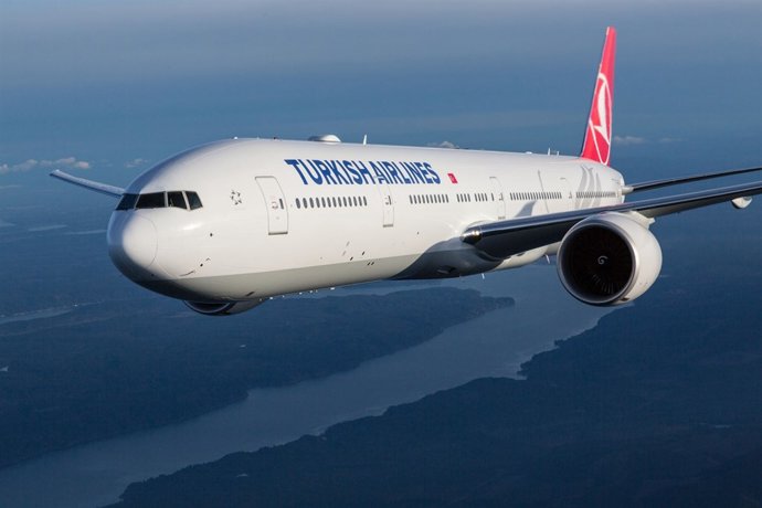 Turkish Airlines Boeing 777-300ER photographed on 6 April 2015 from Wolfe Air Av
