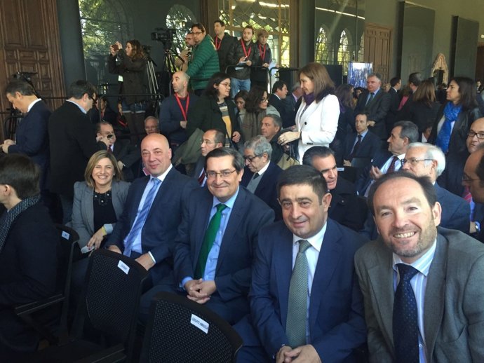 Ruiz (2º izda.) en la firma del Pacto Andaluz por la Industria