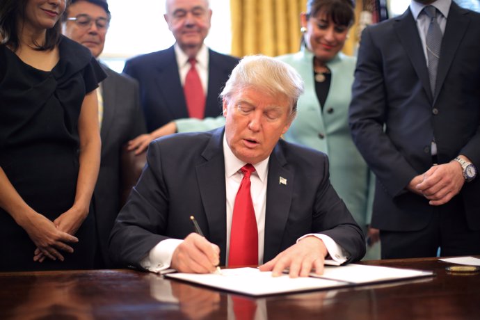 Donald Trump firma una orden ejecutiva junto a empresarios