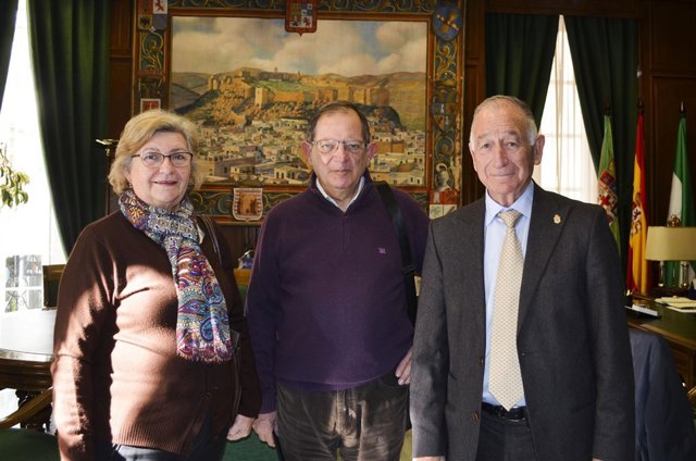 Gabriel Amat ha recibido en Diputación al fotógrafo Pepe Mullor y a su mujer.