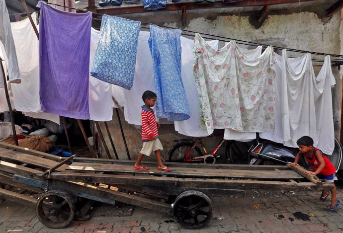 Varios niños juegan en un barrio de chabolas en India. 