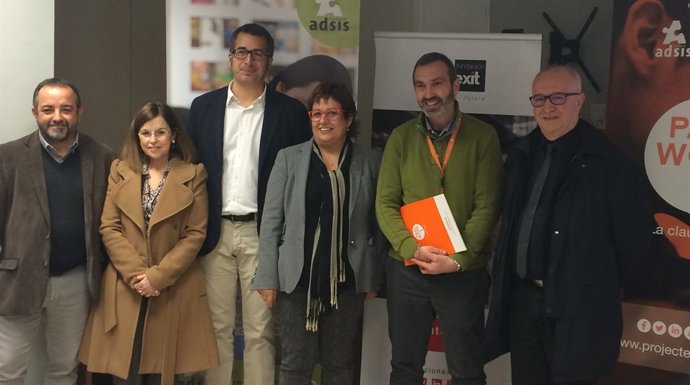 Dolors Bassa y colaboradores, en la inauguración 