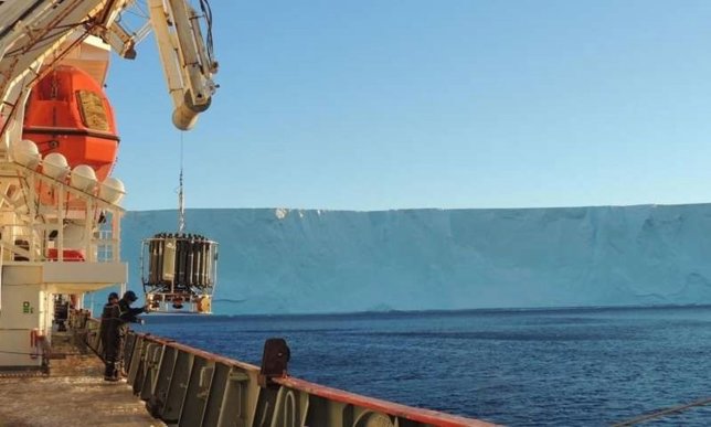 Equipo de sensores izado al barco RRS James Clark Ross