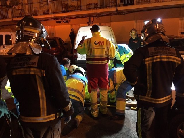 Efectivos del SUMMA y bomberos de la Comunidad de Madrid atendiendo a la mujer