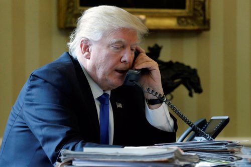 Donald Trump hablando por teléfono desde el Despacho Oval de la Casa Blanca