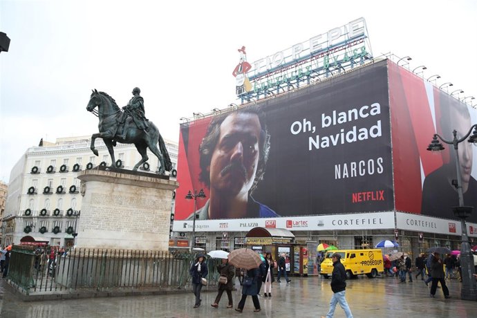 Cartel de la película Narcos en la Puerta del Sol de Madrid