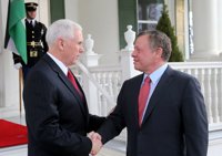 Abdalá II subraya ante el 'número dos' de Trump que el terrorismo "no representa a ninguna religión"