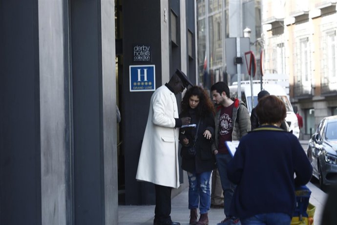 Conserje de hotel, turismo, turistas, turista, alojamiento