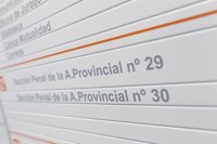 Los jueces rebajan de dos años de cárcel a multa la pena a dos hombres por paliza a vigilante