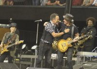 Richie Sambora se une a la E Street Band de Bruce Springsteen durante un concierto en Australia