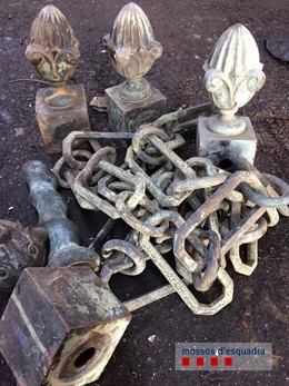 Ornamentos robados de panteones del cementerio de Sitges