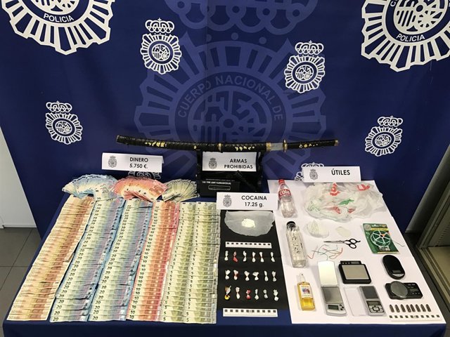 Droga y otros efectos ocupados a los tres detenidos. 