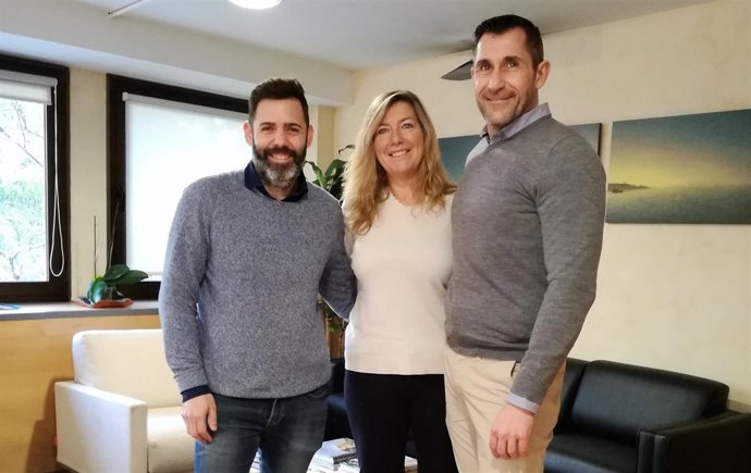 Gómez y los dos enfermeros galardonados