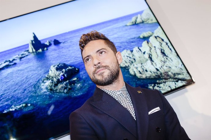 David Bisbal revoluciona el stand de 'Costa de Almería' en Fitur.