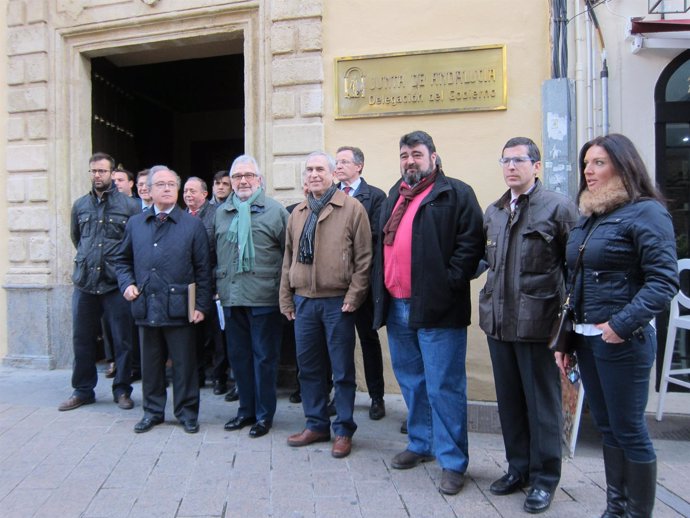 Los representantes empresariales y sindicales ante la Delegación de la Junta