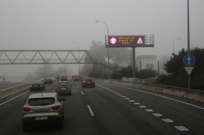 Niebla en la carretera en Madrid, carreteras, tráfico, coches, vehículos