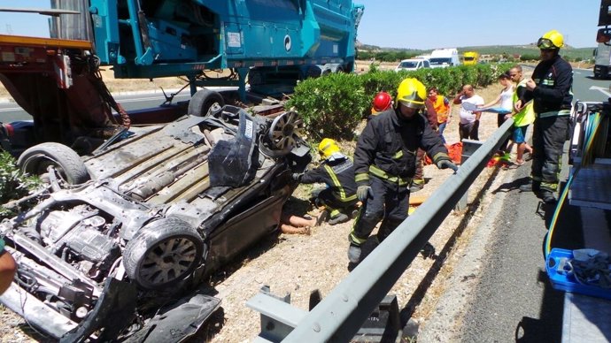 Accidente tráfico vuelco coche camión bomberos CPB carretera