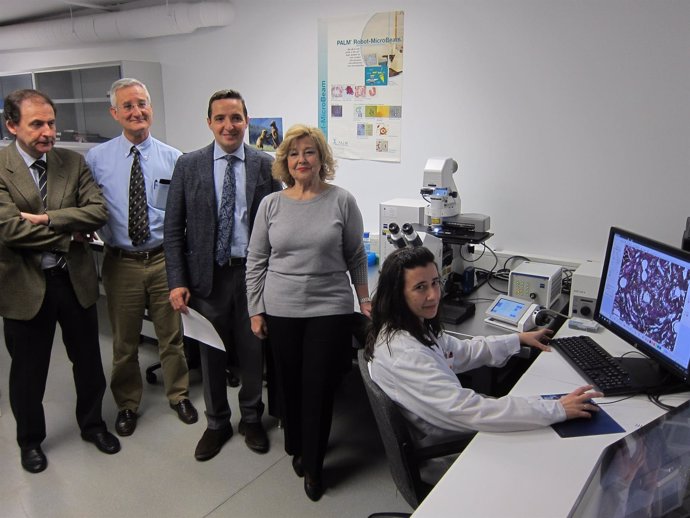 Eugenio Santos junto a investigadores del CIC