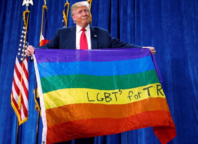 Trump posa con la bandera gay