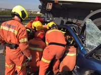 Sucesos.- Dos personas resultan heridas en un accidente entre un coche y un camión en la A-7