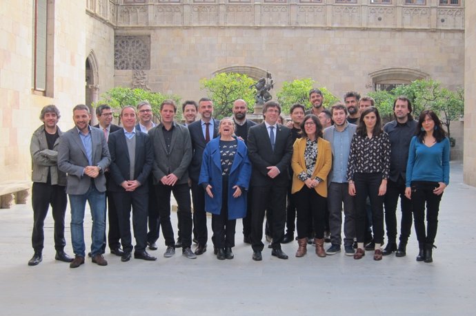 El pte.C.Puigdemont, con ganadores de los Premis Gaudí