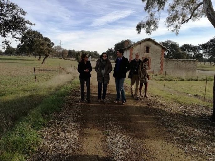 Pozuelo (izda.), durante su visita a la Vía Verde de la Minería