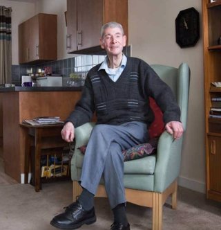 Derek Taylor de 90 años lucha contra la soledad tras perder a su mujer y hermana