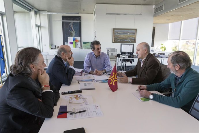 Martín y Mazón con directivos del Puerto Deportivo Marina del Cantábrico