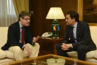 El ministro de Energía buscará vías para regularizar la regasificadora de El Musel, según el Principado