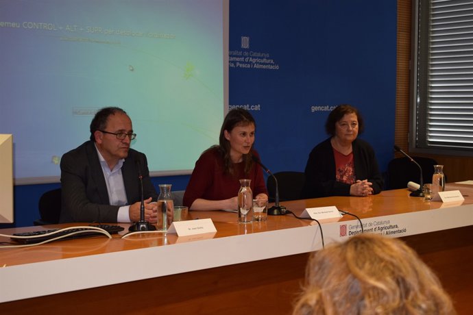 Meritxell Serret, en el medio, durante la presentación de la jornada