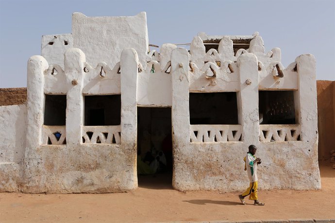 Niño solo en la ciudad nigerina de Agadez