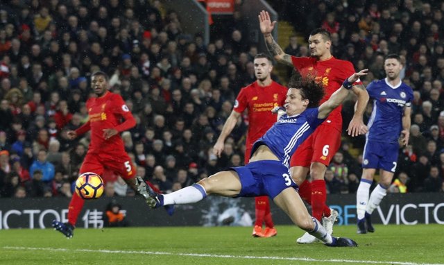 David Luiz, del Chelsea, ante el Liverpool