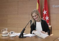 Cifuentes, a favor de debatir sobre la maternidad subrogada porque la política debe acompañar a lo que pide la sociedad