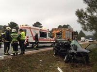 Herida grave una conductora tras chocar contra un camión en Santa María de la Alameda