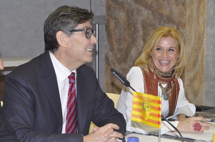 El presidente del PAR, Arturo Aliaga, y la senadora Rosa Santos. 