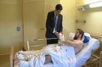 Trasplantan tres dedos de los pies a la mano de un paciente amputado tras un accidente con un petardo