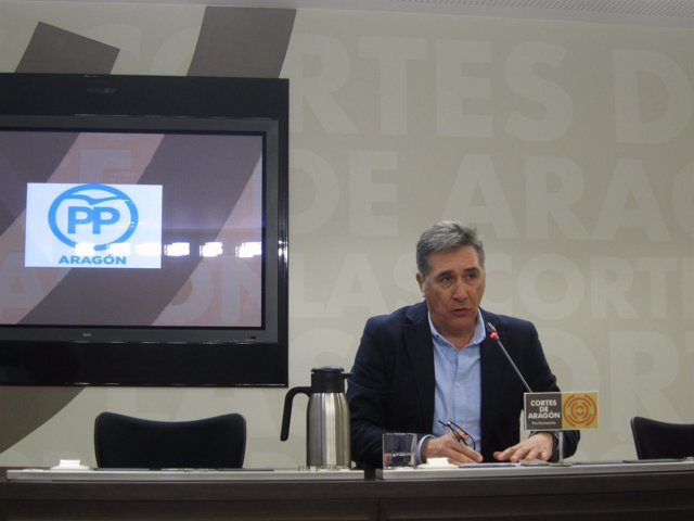 El diputado del PP, Ricardo Oliván, hoy en rueda de prensa en las Cortes