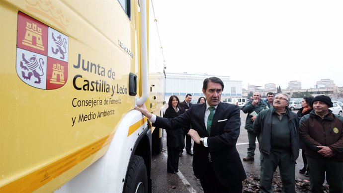 Suárez-Quiñones durante la entrega de los vehículos