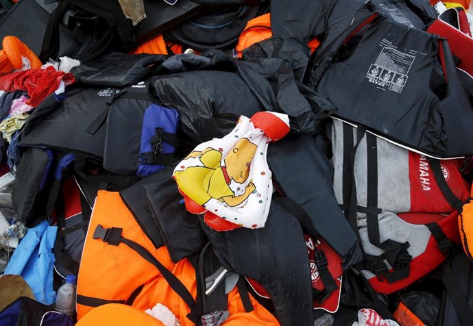 Un chaleco de la vida de niño se ve entre los millares de otros en Lesbos. 