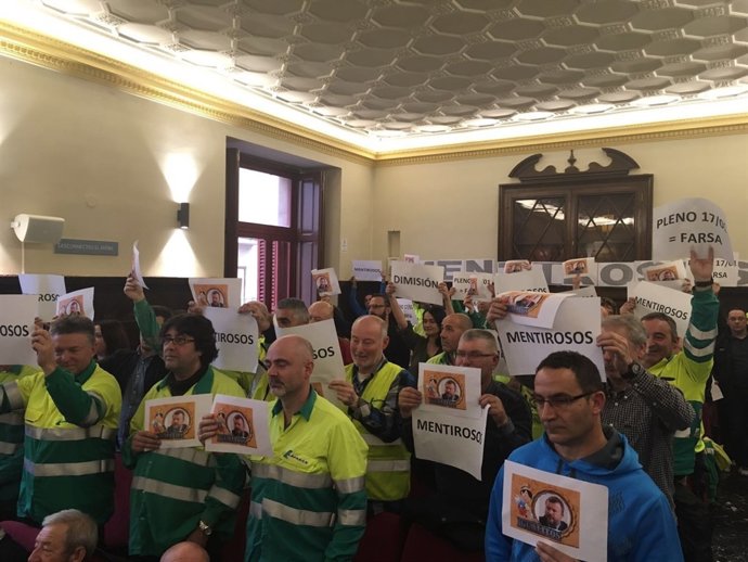 Protesta de trabajadores de Lafarge en el pleno municipal de Sagunt