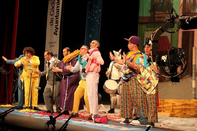 Chirigota de Cádiz cantando en el Falla