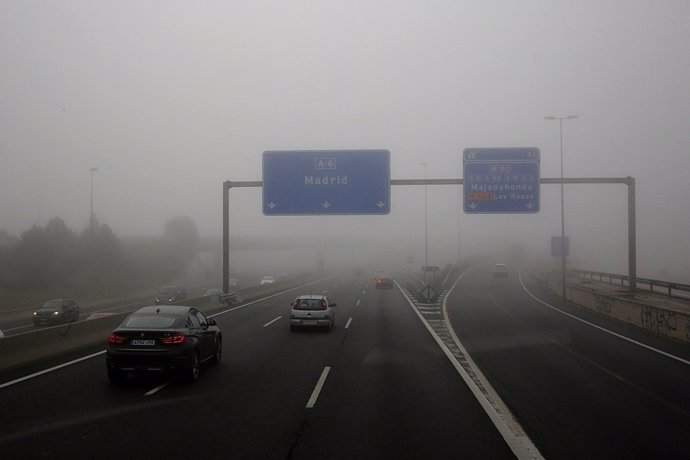 Niebla en la carretera en Madrid, carreteras, tráfico, coches, vehículos