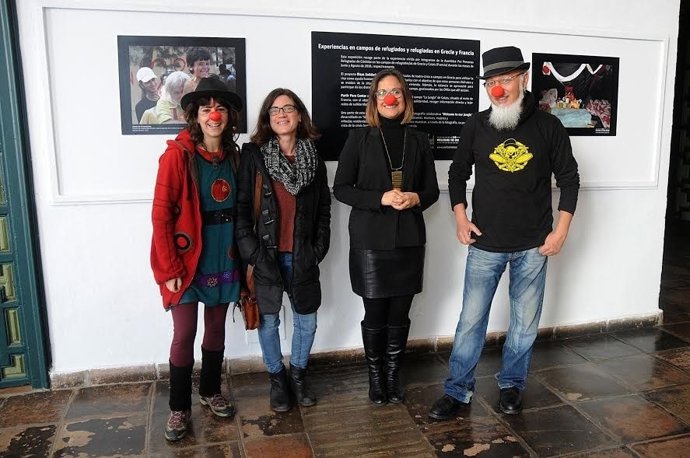 La delegada de Cooperación al Desarrollo (dcha.) en la exposición