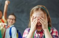 Asociación contra acoso escolar acusa a Educación de no distribuir las guías antisuicidios impresas hace un año