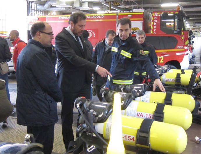 Vélez (i), Puente (c) y Reinoso (d) revisan el nuevo material de Bomberos